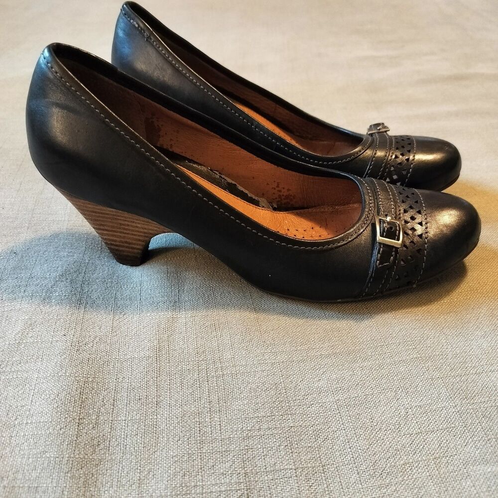 Clarks Artisan Black Leather High Heels 7.5 Stacked Wood Heel Buckle Almond Toe